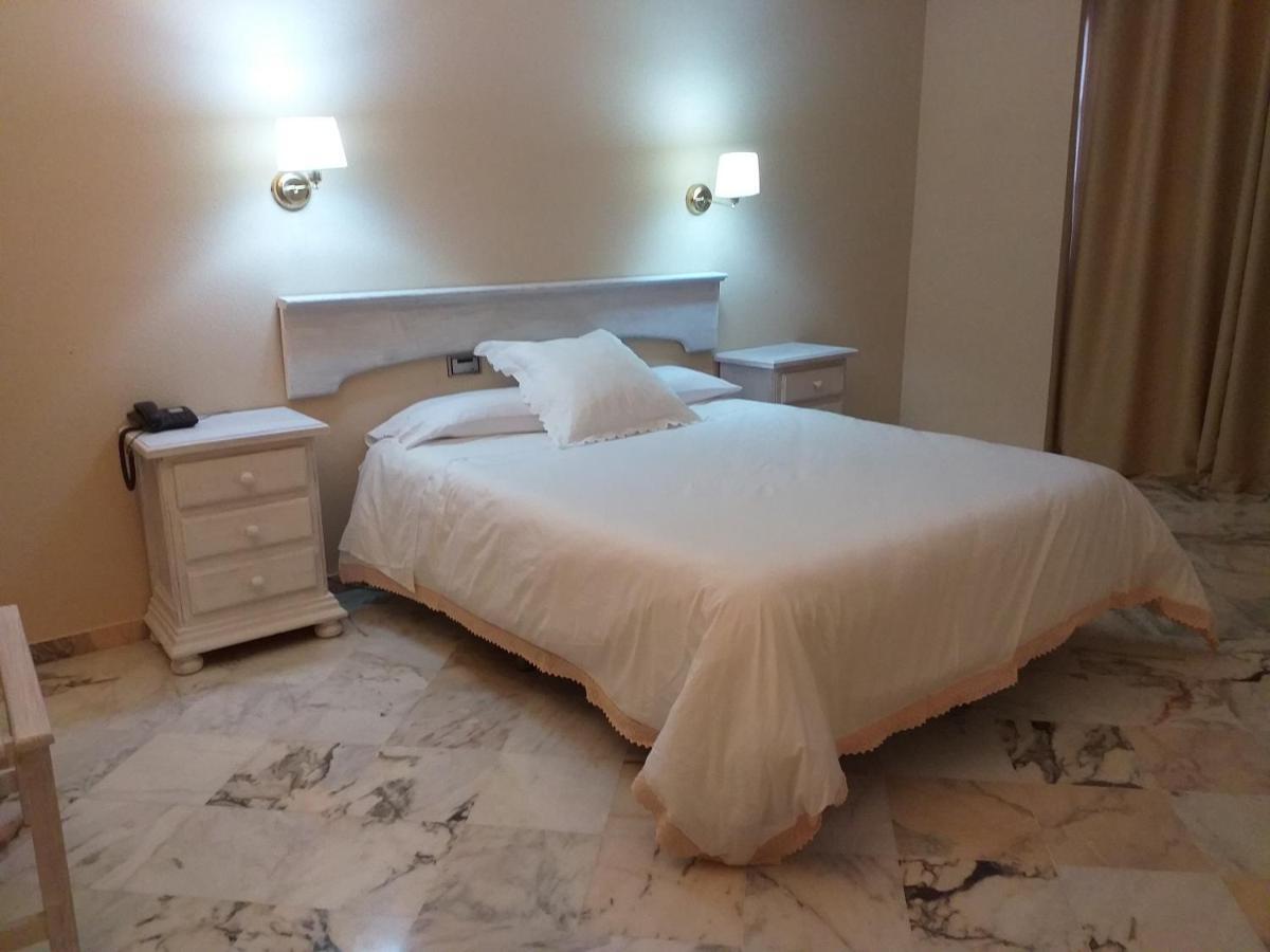 Hotel Anfiteatro Romano Сантипонсе Экстерьер фото